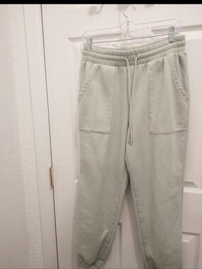 Universal Thread Women SweatPants - Light Green